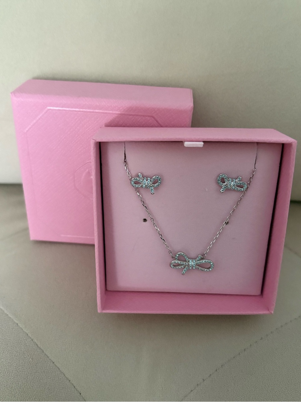 Swarovski Silver Blue Bow Necklace and Earrings Set with Pink Box - Picture 1 of 1